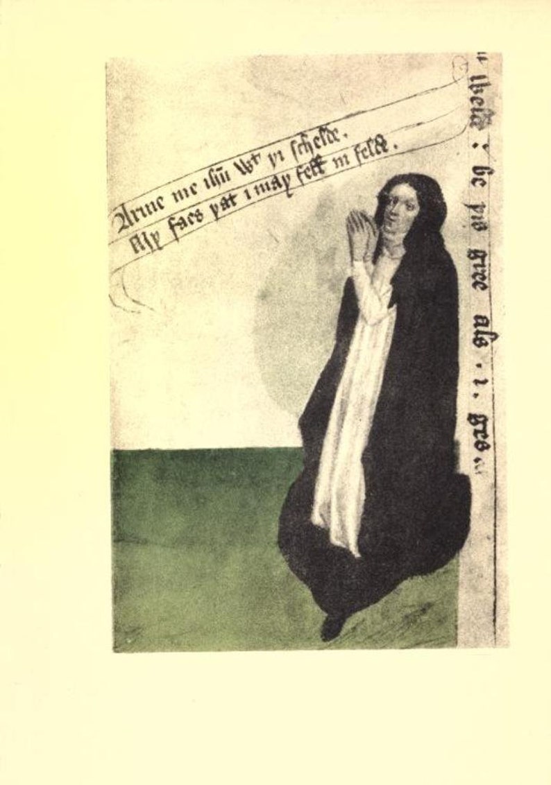 Op de afbeelding: Een zwart-witte illustratie van een vrouw in een lange witte jurk en een zwarte mantel, die bidt met haar handen gevouwen. De afbeelding is afkomstig uit een boek en bevat de tekst "Zrme me thn st vi schelle. My fars pat i may felt m fele. : be pro gree als.. grs."