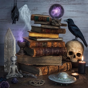 Könnte beinhalten: Ein Stapel verwitterter antiker Bücher, gekrönt von einer leuchtenden violetten Kristallkugel, begleitet von einem menschlichen Schädel, einem schwarzen Raben, einer Alien-Figur, einem silbernen UFO-Modell, einer Fledermaus und einem rauchenden Räuchergefäß.