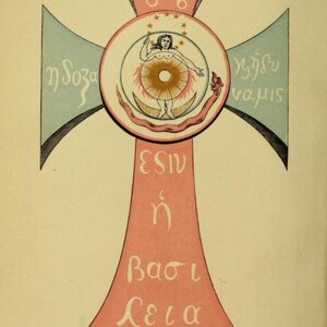 Op de afbeelding: Een roze en blauw kruis met een cirkel in het midden. De cirkel bevat een figuur met een halo, staand op een halve maan. De tekst rond de cirkel luidt: "OTI 68", "n Soza", "nyj8v wajuis", "ESIV n Baoti Celia", en "Eis Tssaiwas Ahny".