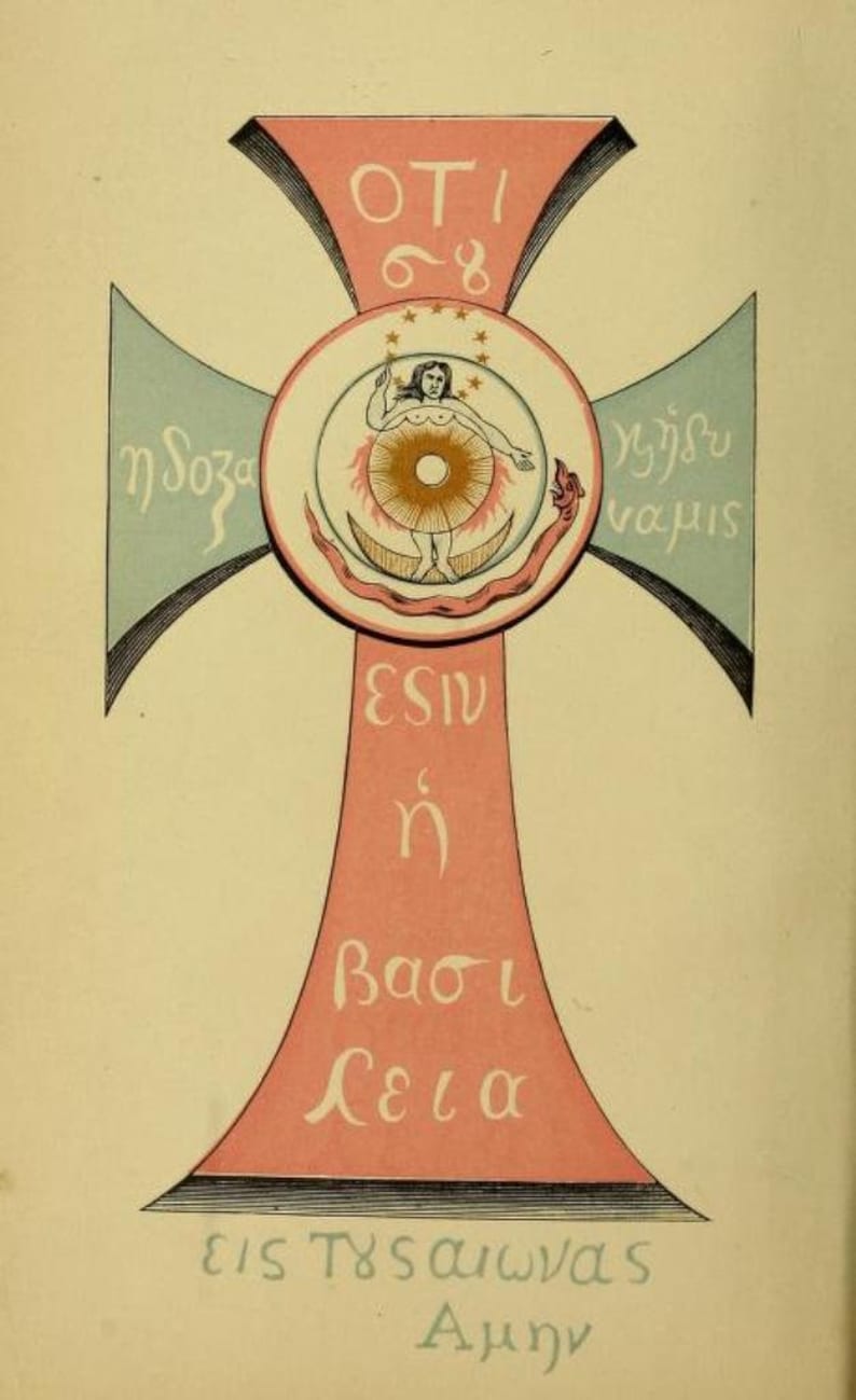Op de afbeelding: Een roze en blauw kruis met een cirkel in het midden. De cirkel bevat een figuur met een halo, staand op een halve maan. De tekst rond de cirkel luidt: "OTI 68", "n Soza", "nyj8v wajuis", "ESIV n Baoti Celia", en "Eis Tssaiwas Ahny".