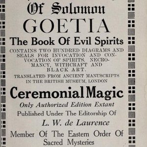 以下が含まれることがあります： The Lesser Key Of Solomon GOETIA The Book Of Evil Spiritsというタイトルのブックカバー。明るい背景に黒い文字が印刷されており、小さな黒い正方形の装飾的な枠で囲まれています。テキストには内容、編集者、出版地が記載されています。