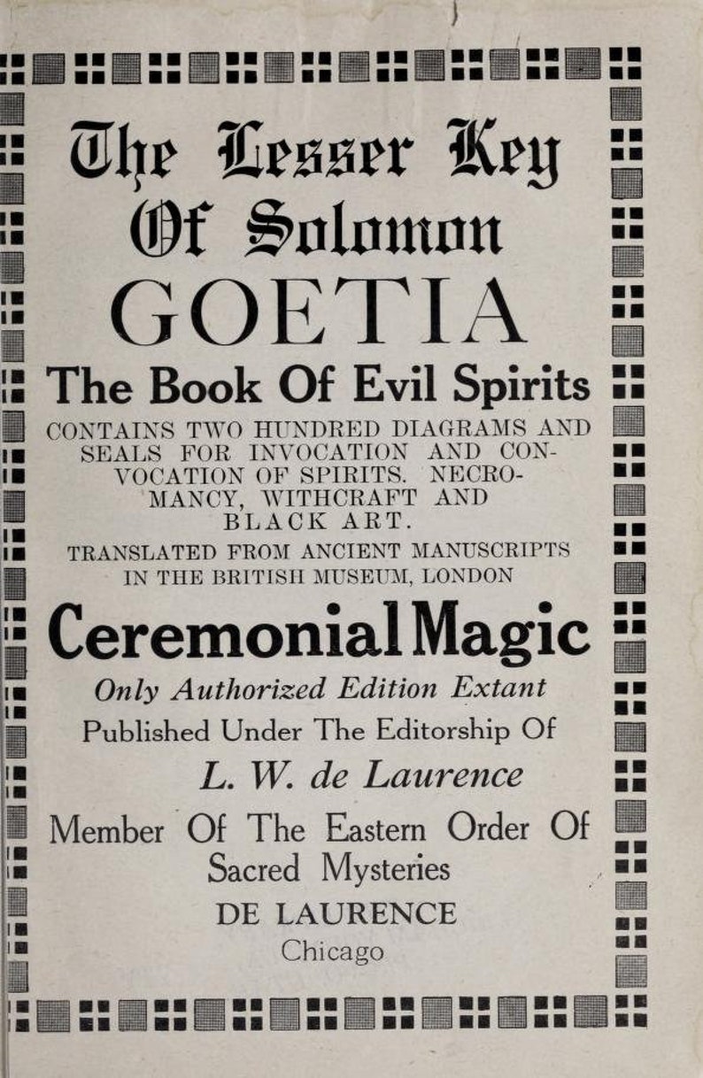 以下が含まれることがあります： The Lesser Key Of Solomon GOETIA The Book Of Evil Spiritsというタイトルのブックカバー。明るい背景に黒い文字が印刷されており、小さな黒い正方形の装飾的な枠で囲まれています。テキストには内容、編集者、出版地が記載されています。