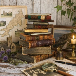 Puede incluir: Una pila de ocho libros antiguos encuadernados en cuero con lomos desgastados y bordes dorados. La colección está dispuesta verticalmente sobre una superficie de madera, acompañada de una lupa de latón, una pluma estilográfica y un candelabro de latón.