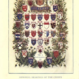 K&ouml;nnte beinhalten: Eine farbenfrohe Illustration von heraldischen Schilden, die in einem baumartigen Muster angeordnet sind und von gr&uuml;nem Laub umgeben sind. Die Schilde repr&auml;sentieren die Wappen verschiedener schottischer Clans. Der Text "THE CLANS" befindet sich oben im Bild, und "ARMORIAL BEARINGS OF THE CHIEFS" unten.