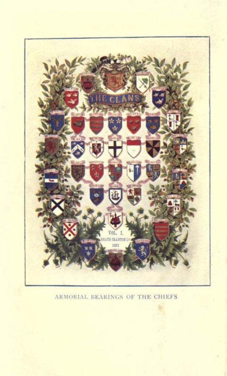 K&ouml;nnte beinhalten: Eine farbenfrohe Illustration von heraldischen Schilden, die in einem baumartigen Muster angeordnet sind und von gr&uuml;nem Laub umgeben sind. Die Schilde repr&auml;sentieren die Wappen verschiedener schottischer Clans. Der Text "THE CLANS" befindet sich oben im Bild, und "ARMORIAL BEARINGS OF THE CHIEFS" unten.