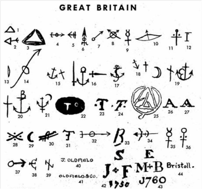 以下が含まれることがあります： GREAT BRITAINと題された白黒のチャートで、番号が振られた44個の歴史的なマーク、シンボル、文字が表示されています。コレクションには、様々な幾何学模様、錨、十字、矢印、そしてJ. OLDFIELDやBristollといったテキストが含まれています。