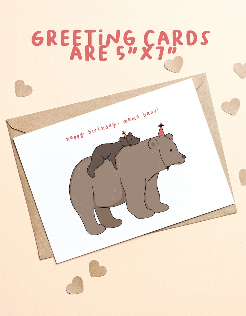 Pu&ograve; includere: Un biglietto di auguri con una busta marrone. Il biglietto presenta un'illustrazione a cartoni animati di una mamma orsa con un cucciolo di orso pi&ugrave; piccolo sulla schiena, entrambi con cappelli da festa. Il testo "happy birthday, mama bear!" &egrave; scritto sul biglietto. Il biglietto misura 12,7 cm x 17,8 cm.