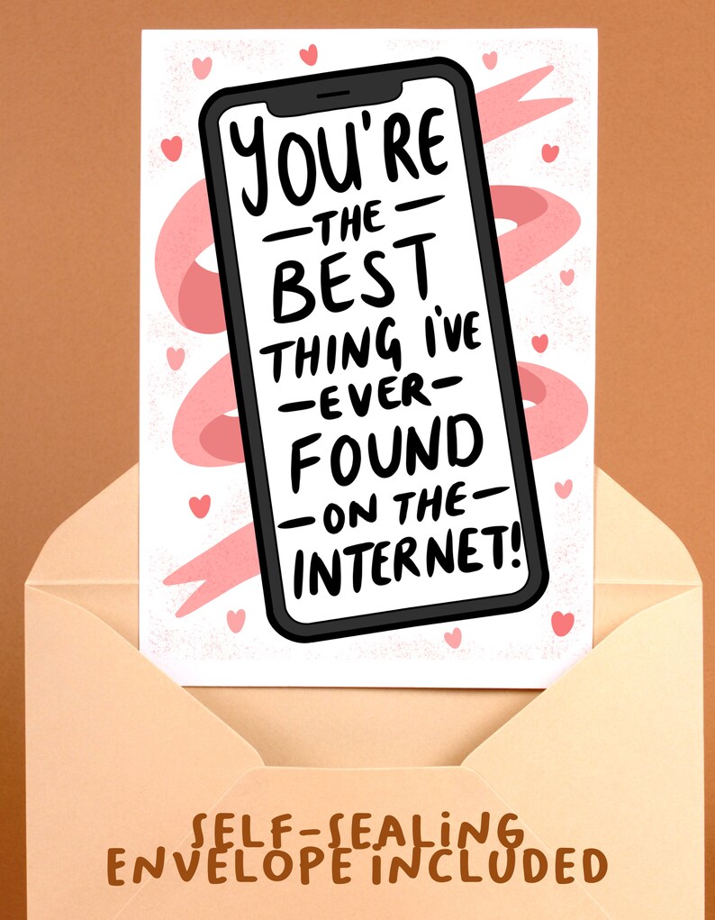 Op de afbeelding: Een wenskaart met een smartphone-afbeelding met de tekst "You're the best thing I've ever found on the internet!". De kaart zit in een perzikkleurige envelop met de tekst "Self-sealing envelope included". Roze hartjes en een lint versieren de kaart.