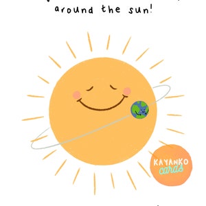 K&ouml;nnte beinhalten: Geburtstagskarte mit einer Illustration einer l&auml;chelnden Sonne. Die Sonne ist gelb mit Strahlen und einem Ring um sie herum. Eine kleine Erdgrafik umarmt die Sonne. Der Text lautet "congrats on another trip around the sun!" und "happy birthday!"