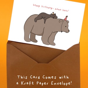 Pu&ograve; includere: Biglietto di compleanno con un orso dei cartoni animati e un orso pi&ugrave; piccolo con cappelli da festa. Il biglietto dice "happy birthday, mama bear!" ed &egrave; all'interno di una busta di carta kraft marrone.