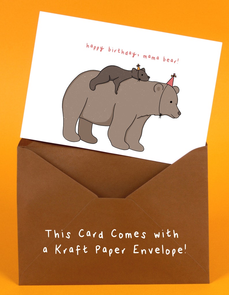 Pu&ograve; includere: Biglietto di compleanno con un orso dei cartoni animati e un orso pi&ugrave; piccolo con cappelli da festa. Il biglietto dice "happy birthday, mama bear!" ed &egrave; all'interno di una busta di carta kraft marrone.