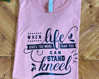 Cuando la vida te da más de lo que puedes soportar, arrodíllate, camiseta motivadora, amor propio, autoestima, ropa cristiana, ropa de fe, regalo cristiano.