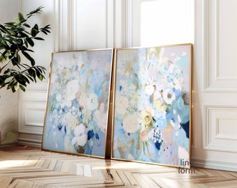 Juego de 2 piezas con estampado floral azul claro y diseños abstractos en tonos pastel.