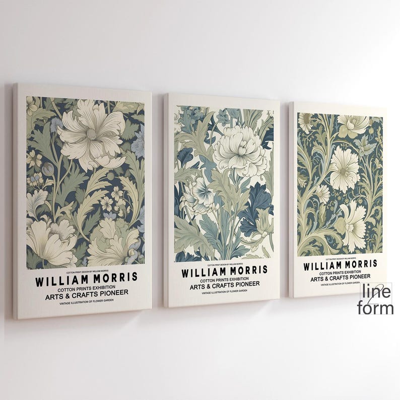 Peut inclure: Trois impressions d'art encadr&eacute;es avec des motifs floraux dans des tons cr&egrave;me, bleu et vert. Chaque impression porte l'inscription "WILLIAM MORRIS" et "COTTON PRINTS EXHIBITION ARTS & CRAFTS PIONEER". Les impressions sont accroch&eacute;es sur un mur blanc.