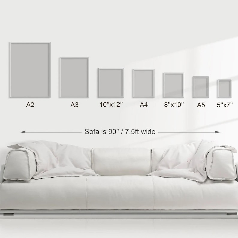 Pu&ograve; includere: Un divano bianco con una serie di stampe artistiche incorniciate di varie dimensioni, tra cui A2, A3, 10"x12", A4, 8"x10", A5 e 5"x7". Il divano &egrave; largo 229 cm. Le stampe sono esposte su una parete bianca.