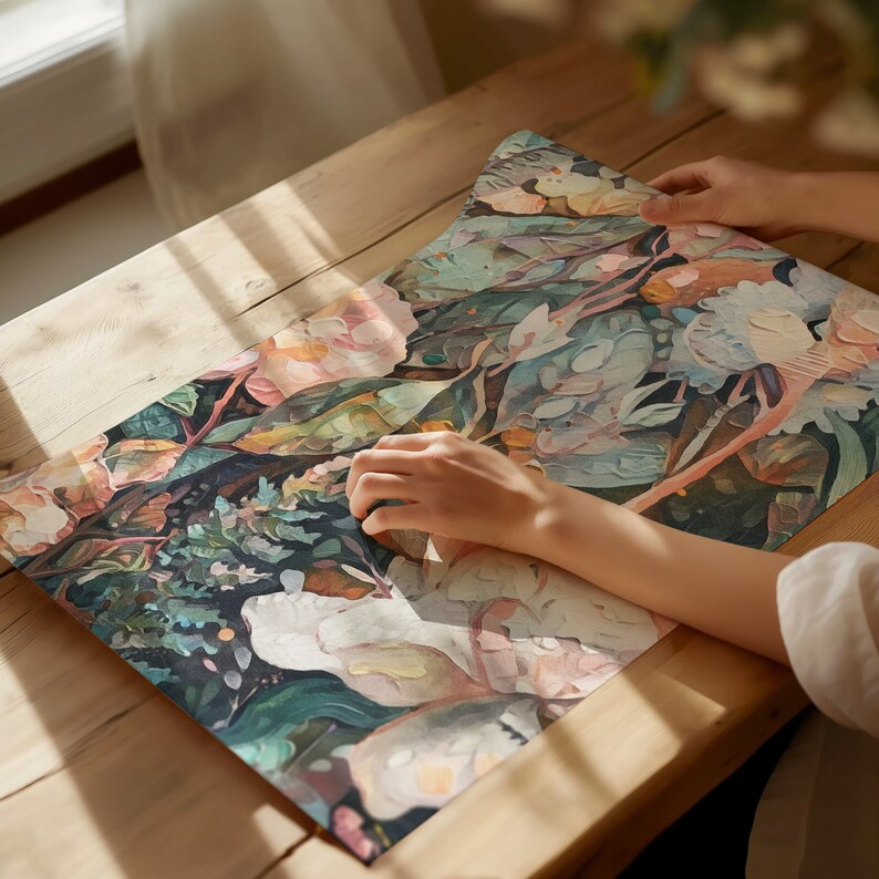 Puede incluir: Un camino de mesa floral con fondo verde oscuro y una variedad de flores rosas, blancas y azules. El camino de mesa est&aacute; hecho de una tela suave y texturizada y tiene un brillo sutil.
