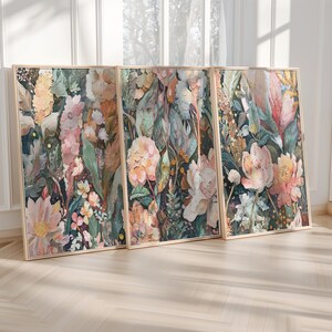 Puede incluir: Tres impresiones de arte floral enmarcadas con un fondo oscuro y una variedad de flores rosas, blancas y melocot&oacute;n. Las flores est&aacute;n pintadas en un estilo realista con una pincelada texturizada.