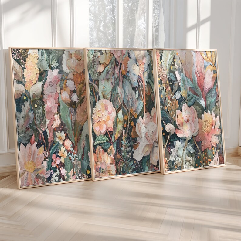 Puede incluir: Tres impresiones de arte floral enmarcadas con un fondo oscuro y una variedad de flores rosas, blancas y melocot&oacute;n. Las flores est&aacute;n pintadas en un estilo realista con una pincelada texturizada.