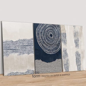 Set di tre pezzi di arte da parete astratta in blu navy e beige, galleria d'arte da parete, set di 3 stampe nordiche, stampe artistiche da parete Japandi, arte astratta