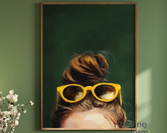 Puede incluir: Una impresión artística enmarcada que presenta un primer plano de la cabeza de una persona con un moño y gafas de sol amarillas. El fondo es verde oscuro. La obra de arte tiene un estilo moderno y minimalista.
