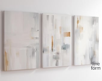 Peut inclure: Ensemble de trois tableaux abstraits sur fond blanc avec des tons gris, bruns et beiges. Les tableaux sont disposés en rangée sur un mur blanc.