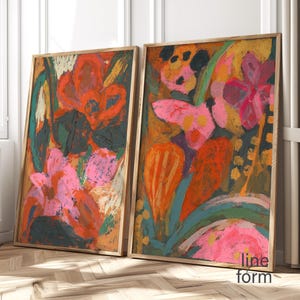 Op de afbeelding: Twee ingelijste abstracte bloemenschilderijen. Het kunstwerk heeft gedurfde penseelstreken in tinten oranje, roze, groen en geel. De lijsten zijn licht van kleur. De rechter benedenhoek van het rechter schilderij heeft de tekst "line form".