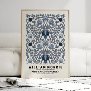 Pu&ograve; includere: Una stampa artistica incorniciata con un motivo floreale nei toni del blu e del grigio. La stampa include il testo "WILLIAM MORRIS COTTON PRINTS EXHIBITION ARTS & CRAFTS PIONEER". L'opera &egrave; un'illustrazione vintage di un giardino fiorito.