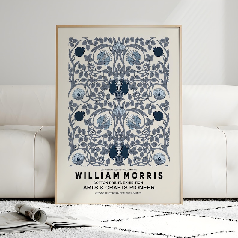 Pu&ograve; includere: Una stampa artistica incorniciata con un motivo floreale nei toni del blu e del grigio. La stampa include il testo "WILLIAM MORRIS COTTON PRINTS EXHIBITION ARTS & CRAFTS PIONEER". L'opera &egrave; un'illustrazione vintage di un giardino fiorito.