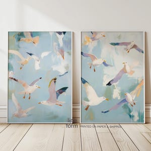 Juego de 2 impresiones de arte mural de pájaros, arte mural de gaviotas, arte mural de pájaros voladores, decoración de pared de los Hamptons, bandada de pájaros, pintura de pájaros, arte mural azul claro