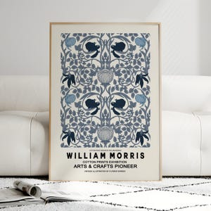 Pu&ograve; includere: Una stampa artistica incorniciata con un motivo floreale nei toni del blu e del grigio. La stampa include il testo "WILLIAM MORRIS COTTON PRINTS EXHIBITION ARTS & CRAFTS PIONEER". L'opera &egrave; un'illustrazione vintage di un giardino fiorito.
