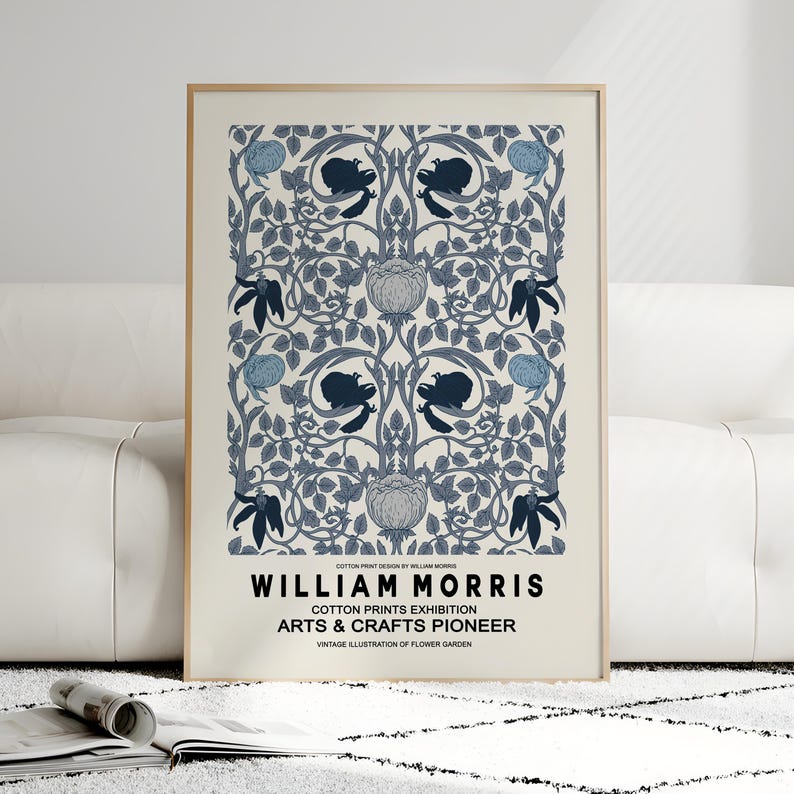 Pu&ograve; includere: Una stampa artistica incorniciata con un motivo floreale nei toni del blu e del grigio. La stampa include il testo "WILLIAM MORRIS COTTON PRINTS EXHIBITION ARTS & CRAFTS PIONEER". L'opera &egrave; un'illustrazione vintage di un giardino fiorito.