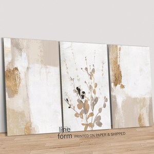 Puede incluir: Una impresión de arte abstracto de tres paneles con un fondo beige y acentos dorados. El panel central presenta un diseño floral estilizado en tonos marrones y grises.