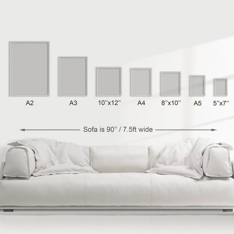 Puede incluir: Un sof&aacute; blanco con una serie de impresiones art&iacute;sticas enmarcadas en varios tama&ntilde;os, incluyendo A2, A3, 10"x12", A4, 8"x10", A5 y 5"x7". El sof&aacute; mide 229 cm de ancho. Las impresiones se muestran en una pared blanca.