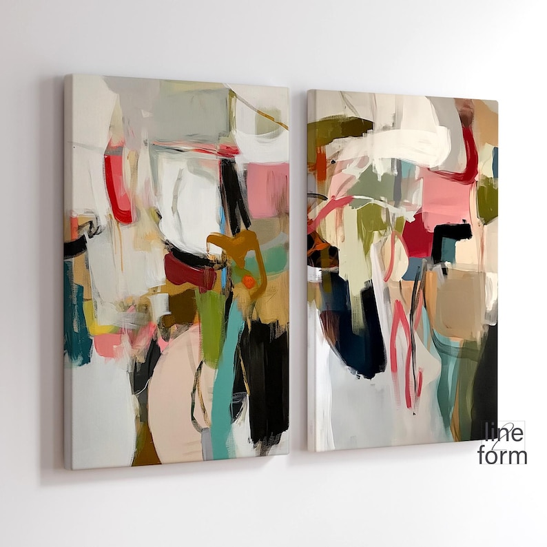 Puede incluir: Dos pinturas abstractas sobre lienzo con un dise&ntilde;o moderno. La obra de arte presenta una mezcla de colores, incluyendo blanco, rosa, verde y negro, con pinceladas audaces y un aspecto texturizado. Las pinturas se exhiben en una pared blanca.