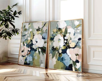 Juego de 2 láminas artísticas con motivos florales abstractos, en azul claro y blanco.