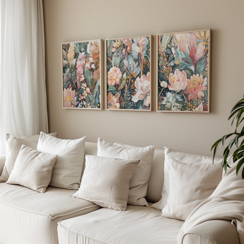 Puede incluir: Tres impresiones florales enmarcadas con una mezcla de tonos rosas, verdes y marrones. Las impresiones presentan una variedad de flores y hojas, creando una escena bot&aacute;nica exuberante y vibrante.