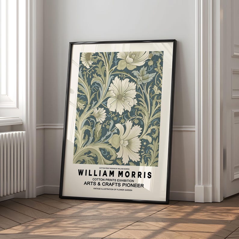Peut inclure: Une affiche encadr&eacute;e avec un motif floral dans des tons cr&egrave;me, vert et bleu. L'impression comprend le texte "WILLIAM MORRIS COTTON PRINTS EXHIBITION ARTS & CRAFTS PIONEER". L'&oelig;uvre est pr&eacute;sent&eacute;e dans un cadre noir.
