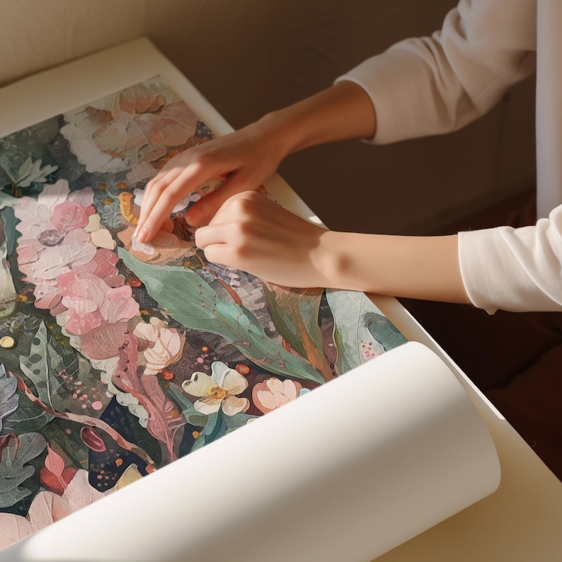 Puede incluir: Una persona est&aacute; enrollando una gran impresi&oacute;n de un dise&ntilde;o floral. La impresi&oacute;n presenta una variedad de flores y hojas en tonos de rosa, verde y marr&oacute;n.