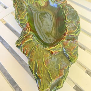 Ciotola in ceramica organica di metà secolo / Creek Turn M.J. Kleiner 1960 / Centrotavola con consolle e smalto a goccia verde / Decorazione scultorea / Decorazione botanica
