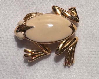 VTG Monet Frosch Brosche - Cremefarbene Emaille & Gold Figur Anstecknadel - Wunderlicher Cottagecore Statement Schmuck - Eklektische Grandpa Ästhetik