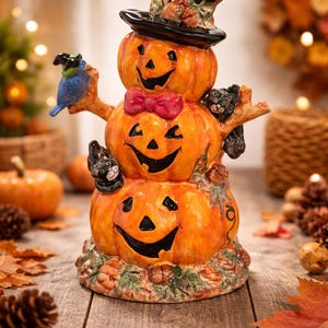 Centro de mesa vintage Noble Excellence de cerámica con calabazas apiladas - Figura de calabaza de Halloween pintada a mano de 29 cm con sombrero de copa, gatos y pájaro.