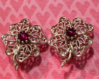 Pendientes vintage Emmons Gold Filigree con forma de trébol y cierre de clip - Cabujón rojo rubí de 2,5 cm - Estilo Flambeau de mediados de siglo (1962) - Joyería floral llamativa