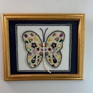 Arte de mariposas con diamantes de imitación: collage de joyería vintage reciclada sobre lienzo.