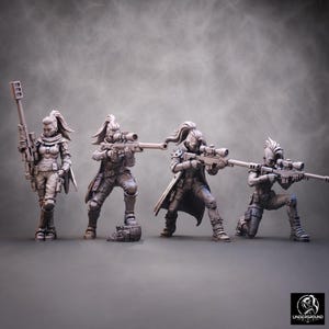 Peut inclure: Quatre figurines miniatures grises de soldats avec des queues-de-cheval hautes, chacune équipée d'un fusil de précision à longue portée. Les personnages sont dans diverses postures tactiques, debout, accroupis et à genoux, portant des tenues tactiques.