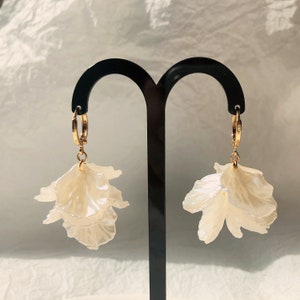 Orecchini a cerchio con petali di fiori di conchiglia, orecchini pendenti con clip a forma di petali di fiori, orecchini da sposa, orecchini a cerchio con fiori da sposa, orecchini con petali di fiori bianchi