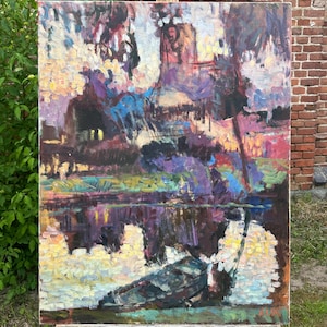 Könnte beinhalten: Ein impressionistisches Ölgemälde, das eine Szene am Wasser mit einem Boot zeigt. Das Kunstwerk verwendet Blau-, Lila- und Gelbtöne mit Reflexionen im Wasser. Das Gemälde wird im Freien auf einer Staffelei ausgestellt.