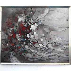 以下が含まれることがあります： グレーの背景に黒い線の網目模様が描かれた抽象画。赤、白、青のアクセントが特徴です。