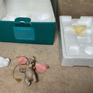WDCC ダンボ　\"When I See an Elephant Fly\" il_1080xN.4588568216_s186.jpg