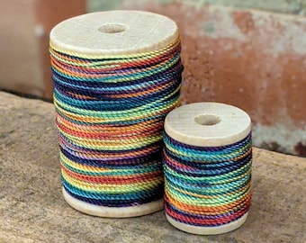 Nylon jaspeado teñido a mano con hilo arcoíris