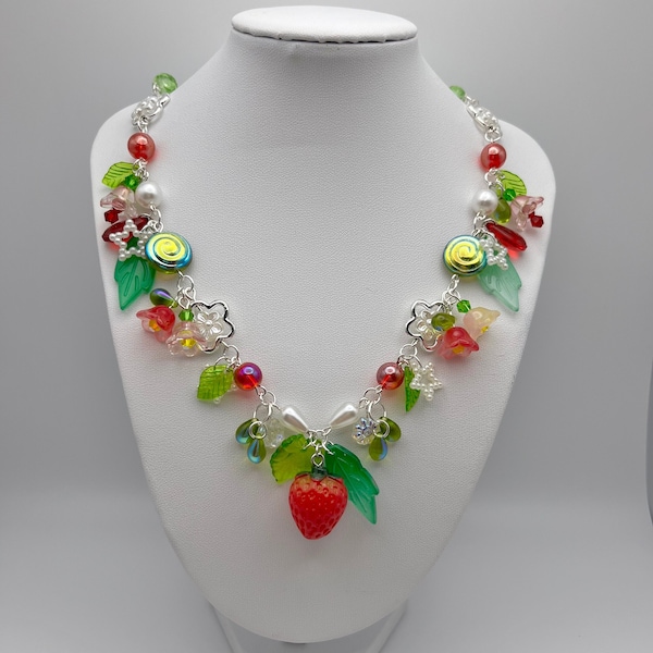 Collier fraise, noyau de fée, grunge, pendentif fée, collier grappe, pendentif fraise